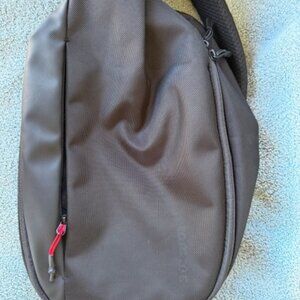 Tomtoc Sling/Crossbody bag, large, good for carry on or gym, black, v nice